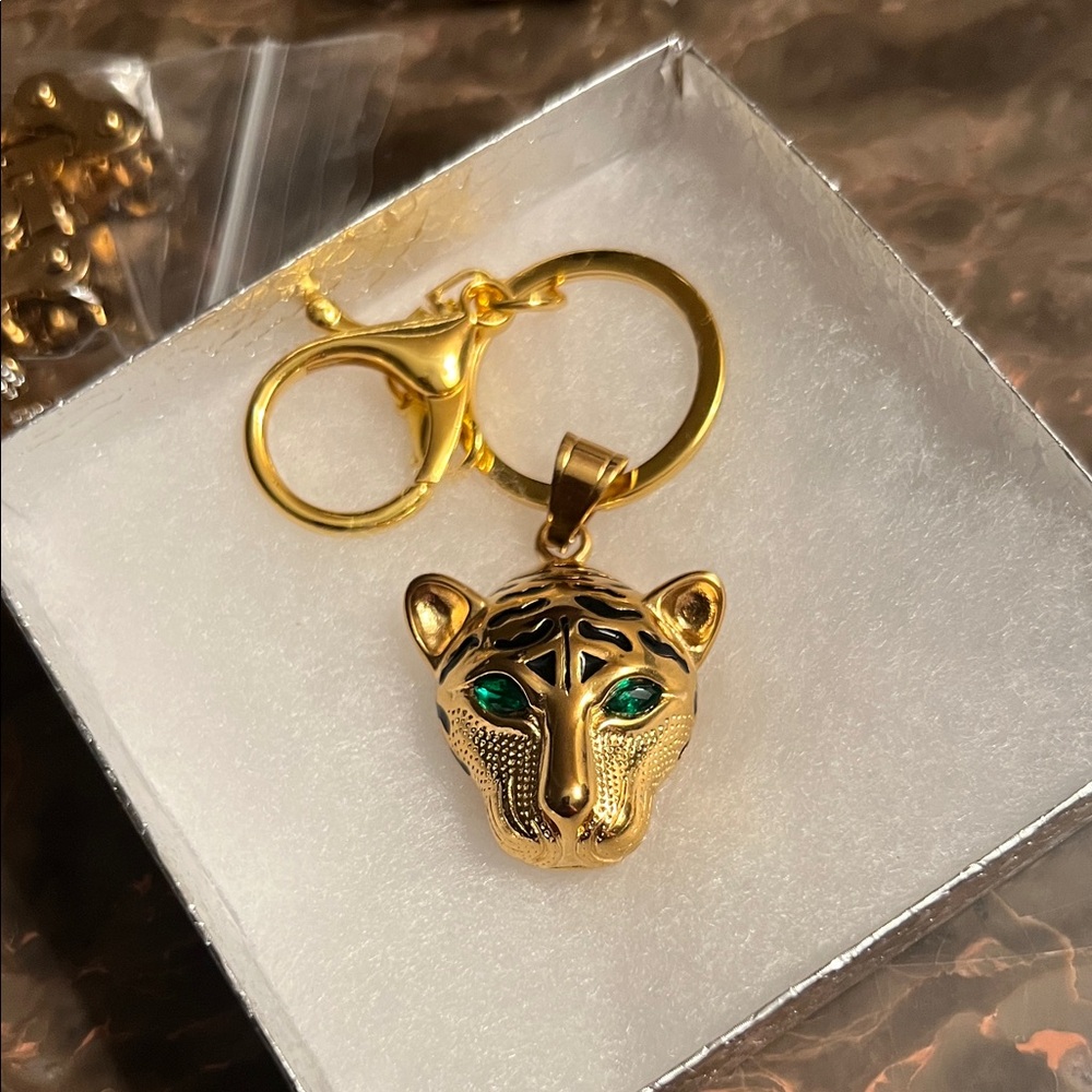 18kt gp Gold Leopard Bag Charm/Keychain with Green Eyes